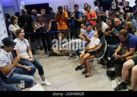 (Da L a R): Felipe massa (BRA) Williams, annuncia il suo ritiro dalla F1 a fine stagione, accanto a Claire Williams (GBR) al vice Team Principal Williams, con la sua famiglia che guarda in prima fila. 01.09.2016. Campionato del mondo formula 1, Rd 14, Gran Premio d'Italia, Monza, Italia, Giorno di preparazione. Il credito fotografico dovrebbe essere: XPB/Press Association Images. Foto Stock