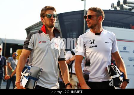 (Da L a R): Romain Grosjean (fra) Haas F1 Team con Jenson Button (GBR) McLaren. 02.09.2016. Campionato del mondo formula 1, Rd 14, Gran Premio d'Italia, Monza, Italia, Giorno della pratica. Il credito fotografico dovrebbe essere: XPB/Press Association Images. Foto Stock