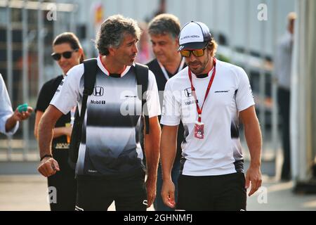 Fernando Alonso (ESP) McLaren con Edoardo Bendinelli (ITA) Personal Trainer. 03.09.2016. Campionato del mondo formula 1, Rd 14, Gran Premio d'Italia, Monza, Italia, Giorno di qualificazione. Il credito fotografico dovrebbe essere: XPB/Press Association Images. Foto Stock