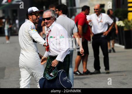 (Da L a R): Fernando Alonso (ESP) McLaren con Jackie Stewart (GBR). 03.09.2016. Campionato del mondo formula 1, Rd 14, Gran Premio d'Italia, Monza, Italia, Giorno di qualificazione. Il credito fotografico dovrebbe essere: XPB/Press Association Images. Foto Stock