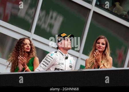 Vincitore della gara Nico Rosberg (GER) Mercedes AMG F1 sul podio. 04.09.2016. Campionato del mondo formula 1, Rd 14, Gran Premio d'Italia, Monza, Italia, Giorno di gara. Il credito fotografico dovrebbe essere: XPB/Press Association Images. Foto Stock