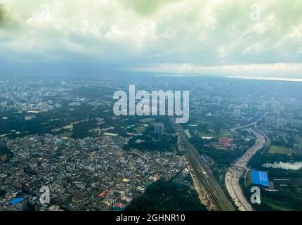 Città di Dhaka dall'alto , vicino alle nuvole . Foto Stock