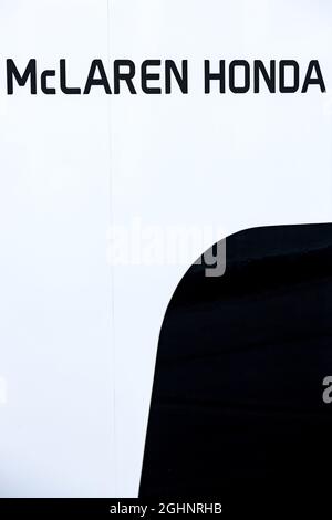 Logo McLaren Honda. 20.10.2016. Formula 1 World Championship, Rd 18, United States Grand Prix, Austin, Texas, USA, Preparation Day. Il credito fotografico dovrebbe essere: XPB/Press Association Images. Foto Stock