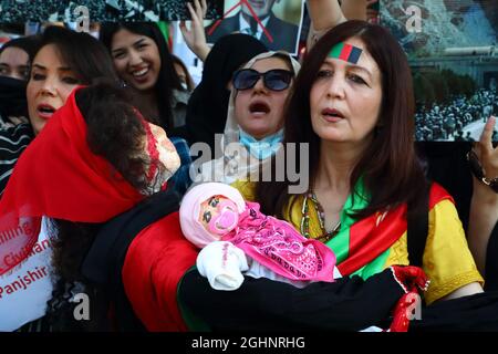 Londra, Regno Unito. 7 Settembre 2021. Una donna che detiene due bambole che rappresentano una madre e un bambino durante la protesta contro il sostegno dei talebani in Afghanistan . Credit: Uwe Deffner/Alamy Live News Foto Stock