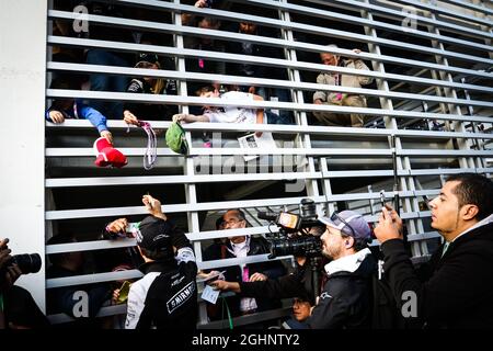 Sergio Perez (MEX) Sahara Force India F1 con tifosi. 28.10.2016. Formula 1 World Championship, Rd 19, Gran Premio del Messico, Città del Messico, Messico, Giorno della pratica. Il credito fotografico dovrebbe essere: XPB/Press Association Images. Foto Stock