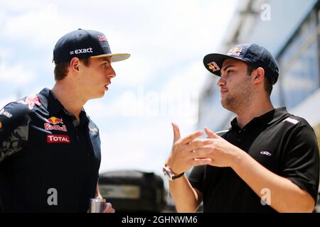 (Da L a R): Max Verstappen (NLD) Red Bull Racing con Felipe Fraga (BRA) Stock Car driver 10.11.2016. Formula 1 World Championship, Rd 20, Gran Premio del Brasile, San Paolo, Brasile, Giorno di preparazione. Il credito fotografico dovrebbe essere: XPB/Press Association Images. Foto Stock