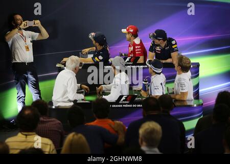 Matteo Bonciani (ITA) Delegato FIA Media (sinistra) alla FIA Press Conference fotografando (dalla fila posteriore (L-R): Daniel Ricciardo (AUS) Red Bull Racing; Sebastian Vettel (GER) Ferrari; Max Verstappen (NLD) Red Bull Racing; Charlie Whiting (GBR) Delegato FIA; Lewis Hamilton (GBR) Mercedes AMG F1; Felipe massa Williams (BRA); Nico Rosberg (GER) Mercedes AMG F1. 10.11.2016. Formula 1 World Championship, Rd 20, Gran Premio del Brasile, San Paolo, Brasile, Giorno di preparazione. Il credito fotografico dovrebbe essere: XPB/Press Association Images. Foto Stock