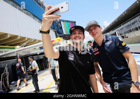 (Da L a R): Felipe Fraga (BRA) Stock Car driver con Max Verstappen (NLD) Red Bull Racing. 10.11.2016. Formula 1 World Championship, Rd 20, Gran Premio del Brasile, San Paolo, Brasile, Giorno di preparazione. Il credito fotografico dovrebbe essere: XPB/Press Association Images. Foto Stock