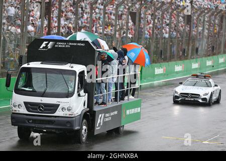 I driver sfilano. 13.11.2016. Formula 1 World Championship, Rd 20, Gran Premio del Brasile, San Paolo, Brasile, Giorno di gara. Il credito fotografico dovrebbe essere: XPB/Press Association Images. Foto Stock