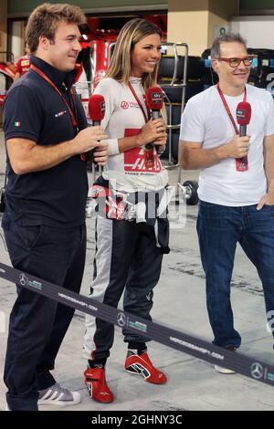 (Da L a R): Davide Valsecchi (ITA) Sky F1 Italia Presenter con Federica Masolin (ITA) Sky F1 Italia Presenter e Jacques Villeneuve (CDN). 24.11.2016. Formula 1 World Championship, Rd 21, Gran Premio di Abu Dhabi, Yas Marina Circuit, Abu Dhabi, giorno di preparazione. Il credito fotografico dovrebbe essere: XPB/Press Association Images. Foto Stock