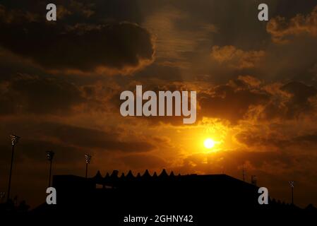 Il sole tramonta sul circuito. 24.11.2016. Formula 1 World Championship, Rd 21, Gran Premio di Abu Dhabi, Yas Marina Circuit, Abu Dhabi, giorno di preparazione. Il credito fotografico dovrebbe essere: XPB/Press Association Images. Foto Stock