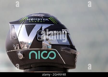 Il casco di Nico Rosberg (GER) Mercedes AMG F1. 25.11.2016. Formula 1 World Championship, Rd 21, Gran Premio di Abu Dhabi, Yas Marina Circuit, Abu Dhabi, Practice Day. Il credito fotografico dovrebbe essere: XPB/Press Association Images. Foto Stock