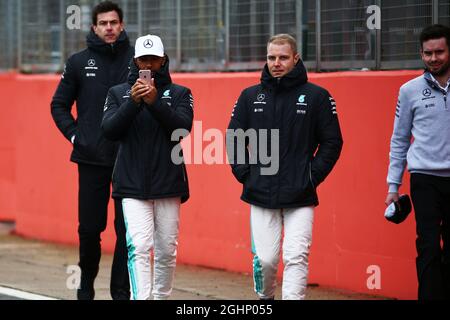 (Da L a R): Lewis Hamilton (GBR) Mercedes AMG F1 con il compagno di squadra Valtteri Bottas (fin) Mercedes AMG F1. 23.02.2017. Lancio Mercedes AMG F1 W08, Silverstone, Inghilterra. Il credito fotografico dovrebbe essere: XPB/Press Association Images. Foto Stock