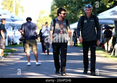 Fernando Alonso (ESP) McLaren con Edoardo Bendinelli (ITA) Personal Trainer. 23.03.2017. Formula 1 World Championship, Rd 1, Australian Grand Prix, Albert Park, Melbourne, Australia, giorno di preparazione. Il credito fotografico dovrebbe essere: XPB/Press Association Images. Foto Stock