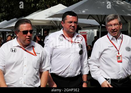 (Da L a R): Zak Brown (USA) Direttore Esecutivo McLaren con Eric Boullier (fra) Direttore Racing McLaren e Ross Brawn (GBR) Direttore Esecutivo di Motor Sports. 26.03.2017. Formula 1 World Championship, Rd 1, Australian Grand Prix, Albert Park, Melbourne, Australia, Race Day. Il credito fotografico dovrebbe essere: XPB/Press Association Images. Foto Stock