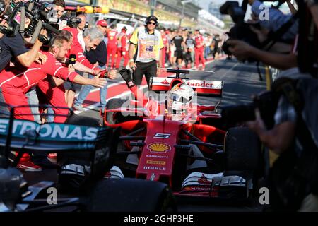 Vincitore della gara Sebastian Vettel (GER) Ferrari SF70H festeggia a parc ferme. Gran Premio d'Australia, domenica 26 marzo 2017. Albert Park, Melbourne, Australia. 26.03.2017. Formula 1 World Championship, Rd 1, Australian Grand Prix, Albert Park, Melbourne, Australia, Race Day. Il credito fotografico dovrebbe essere: XPB/Press Association Images. Foto Stock