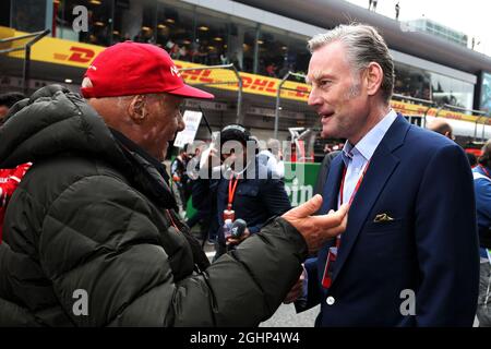 (Da L a R): Niki Lauda (AUT) Mercedes Presidente non esecutivo con Chase Carey (USA) Presidente del Gruppo di Formula uno in griglia. 09.04.2017. Formula 1 World Championship, Rd 2, Gran Premio di Cina, Shanghai, Cina, Giorno di gara. Il credito fotografico dovrebbe essere: XPB/Press Association Images. Foto Stock