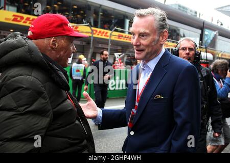 (Da L a R): Niki Lauda (AUT) Mercedes Presidente non esecutivo con Chase Carey (USA) Presidente del Gruppo di Formula uno in griglia. 09.04.2017. Formula 1 World Championship, Rd 2, Gran Premio di Cina, Shanghai, Cina, Giorno di gara. Il credito fotografico dovrebbe essere: XPB/Press Association Images. Foto Stock