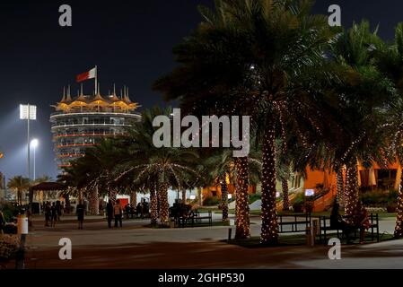 Il paddock di notte. 13.04.2017. Formula 1 World Championship, Rd 3, Gran Premio del Bahrain, Sakhir, Bahrain, Giorno di preparazione. Il credito fotografico dovrebbe essere: XPB/Press Association Images. Foto Stock