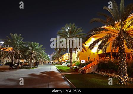 Il paddock di notte. 13.04.2017. Formula 1 World Championship, Rd 3, Gran Premio del Bahrain, Sakhir, Bahrain, Giorno di preparazione. Il credito fotografico dovrebbe essere: XPB/Press Association Images. Foto Stock