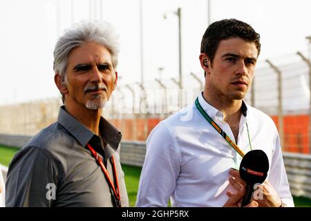 (Da L a R): Damon Hill (GBR) Sky Sports Presenter con Paul di resta (GBR) Williams Reserve driver / Sky Sports F1 Presenter. 16.04.2017. Formula 1 World Championship, Rd 3, Gran Premio del Bahrain, Sakhir, Bahrain, Giorno di gara. Il credito fotografico dovrebbe essere: XPB/Press Association Images. Foto Stock