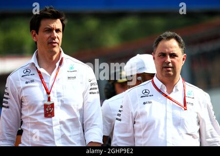 (Da L a R): Toto Wolff (GER) azionista Mercedes AMG F1 e Direttore Esecutivo con Ron Meadows (GBR) Team Manager Mercedes GP. 25.05.2017. Formula 1 World Championship, Rd 6, Gran Premio di Monaco, Monte Carlo, Monaco, Giorno della pratica. Il credito fotografico dovrebbe essere: XPB/Press Association Images. Foto Stock