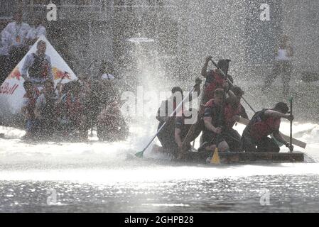 Il team McLaren alla Formula uno Raft Race. 10.06.2017. Formula 1 World Championship, Rd 7, Canadian Grand Prix, Montreal, Canada, Giorno di qualificazione. Il credito fotografico dovrebbe essere: XPB/Press Association Images. Foto Stock