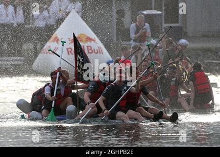 Il team McLaren alla Formula uno Raft Race. 10.06.2017. Formula 1 World Championship, Rd 7, Canadian Grand Prix, Montreal, Canada, Giorno di qualificazione. Il credito fotografico dovrebbe essere: XPB/Press Association Images. Foto Stock