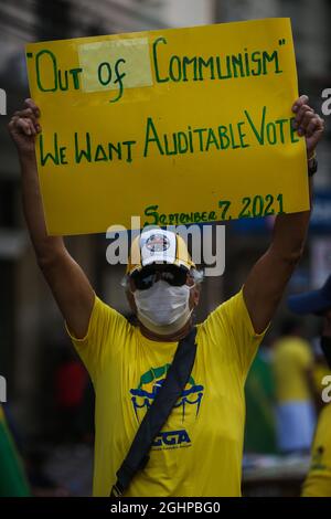 BELÉM, PA - 07.09.2021: APOIADORES DO BOLSONARO EM BELÉM - i sostenitori del presidente Jair Bolsonaro si riuniscono su Avenida Presidente Vargas a Belém do Pará per la manifestazione in difesa del governo federale il 7 settembre, Giornata dell'Indipendenza del Brasile. Tutta la polizia militare è stata dispiegata per contenere le possibili tensioni nelle strade della città. (Foto: Filipe Bispo/Fotoarena) Foto Stock