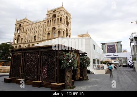 Atmosfera paddock. 22.06.2017. Formula 1 World Championship, Rd 8, Gran Premio di Azerbaigian, circuito di Baku Street, Azerbaijan, Giorno di preparazione. Il credito fotografico dovrebbe essere: XPB/Press Association Images. Foto Stock