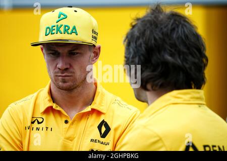 Nico Hulkenberg (GER) Team Renault Sport F1 con Ciaron Pilbeam (GBR) Team Renault Sport F1 Chief Race Engineer. 22.06.2017. Formula 1 World Championship, Rd 8, Gran Premio di Azerbaigian, circuito di Baku Street, Azerbaijan, Giorno di preparazione. Il credito fotografico dovrebbe essere: XPB/Press Association Images. Foto Stock