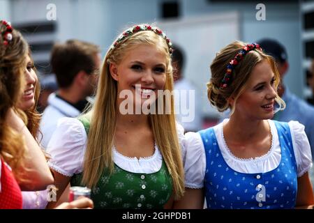 Griglia ragazze. 09.07.2017. Formula 1 World Championship, Rd 9, Gran Premio d'Austria, Spielberg, Austria, Giorno di gara. Il credito fotografico dovrebbe essere: XPB/Press Association Images. Foto Stock