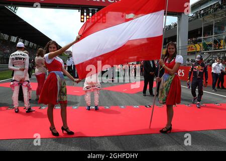 Grid ragazze con la bandiera austriaca. 09.07.2017. Formula 1 World Championship, Rd 9, Gran Premio d'Austria, Spielberg, Austria, Giorno di gara. Il credito fotografico dovrebbe essere: XPB/Press Association Images. Foto Stock