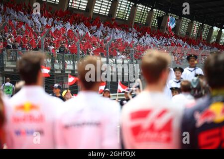 Bandiere nella folla che crea la bandiera austriaca. 09.07.2017. Formula 1 World Championship, Rd 9, Gran Premio d'Austria, Spielberg, Austria, Giorno di gara. Il credito fotografico dovrebbe essere: XPB/Press Association Images. Foto Stock