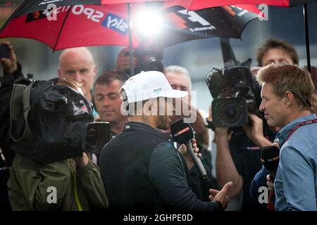 Lewis Hamilton (GBR) Mercedes AMG F1 con Simon Lazenby (GBR) Sky Sports F1 TV Presenter. 13.07.2017. Formula 1 World Championship, Rd 10, Gran Premio di Gran Bretagna, Silverstone, Inghilterra, Giorno di preparazione. Il credito fotografico dovrebbe essere: XPB/Press Association Images. Foto Stock