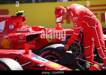 Pole sitter Sebastian Vettel (GER) Ferrari SF70H guarda i suoi pneumatici Pirelli. 29.07.2017. Formula 1 World Championship, Rd 11, Gran Premio d'Ungheria, Budapest, Ungheria, Giorno di qualificazione. Il credito fotografico dovrebbe essere: XPB/Press Association Images. Foto Stock