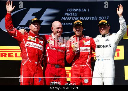 Il podio (da L a R): Kimi Raikkonen (fin) Ferrari, secondo; Jock Clear (GBR) Ferrari Engineering Director; Sebastian Vettel (GER) Ferrari, vincitore di gara; Valtteri Bottas (fin) Mercedes AMG F1, terzo. 30.07.2017. Formula 1 World Championship, Rd 11, Gran Premio d'Ungheria, Budapest, Ungheria, Giorno di gara. Il credito fotografico dovrebbe essere: XPB/Press Association Images. Foto Stock