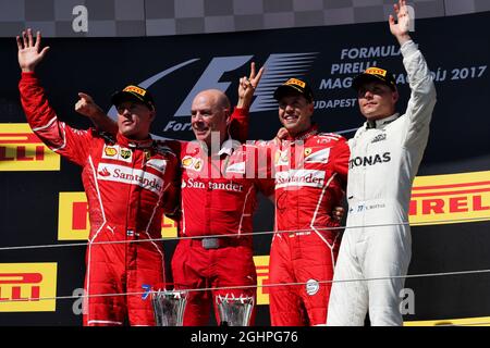 Il podio (da L a R): Kimi Raikkonen (fin) Ferrari, secondo; Jock Clear (GBR) Ferrari Engineering Director; Sebastian Vettel (GER) Ferrari, vincitore di gara; Valtteri Bottas (fin) Mercedes AMG F1, terzo. 30.07.2017. Formula 1 World Championship, Rd 11, Gran Premio d'Ungheria, Budapest, Ungheria, Giorno di gara. Il credito fotografico dovrebbe essere: XPB/Press Association Images. Foto Stock