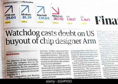 Giornale titolo Guardian pagina finanziaria articolo 'Watchdog getta dubbio su US buyout of chip designer Arm' il 21 agosto 2021 a Londra Inghilterra Regno Unito Foto Stock