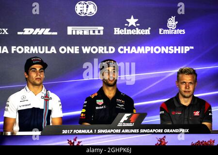 La FIA Press Conference (da L a R): Lance Roll (CDN) Williams; Daniel Ricciardo (AUS) Red Bull Racing; Kevin Magnussen (DEN) Haas F1 Team. 14.09.2017. Formula 1 World Championship, Rd 14, Singapore Grand Prix, Marina Bay Street Circuit, Singapore, Preparation Day. Il credito fotografico dovrebbe essere: XPB/Press Association Images. Foto Stock