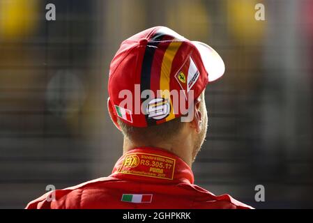 Pole sitter Sebastian Vettel (GER) Ferrari in qualifica parc ferme. 16.09.2017. Formula 1 World Championship, Rd 14, Singapore Grand Prix, Marina Bay Street Circuit, Singapore, Qualifiche Day. Il credito fotografico dovrebbe essere: XPB/Press Association Images. Foto Stock