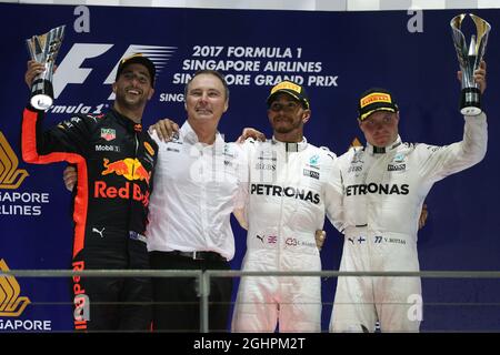 Il podio (da L a R): Daniel Ricciardo (AUS) Red Bull Racing, secondo; Lewis Hamilton (GBR) Mercedes AMG F1, vincitore di gara; Valtteri Bottas (fin) Mercedes AMG F1, terzo. 17.09.2017. Formula 1 World Championship, Rd 14, Singapore Grand Prix, Marina Bay Street Circuit, Singapore, Race Day. Il credito fotografico dovrebbe essere: XPB/Press Association Images. Foto Stock