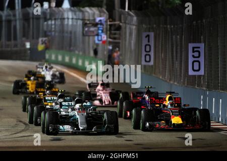 Lewis Hamilton (GBR) Mercedes AMG F1 W08 e Daniel Ricciardo (AUS) Red Bull Racing RB13. 17.09.2017. Formula 1 World Championship, Rd 14, Singapore Grand Prix, Marina Bay Street Circuit, Singapore, Race Day. Il credito fotografico dovrebbe essere: XPB/Press Association Images. Foto Stock