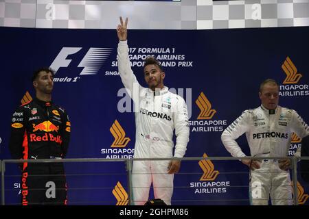 Il podio (da L a R): Daniel Ricciardo (AUS) Red Bull Racing, secondo; Lewis Hamilton (GBR) Mercedes AMG F1, vincitore di gara; Valtteri Bottas (fin) Mercedes AMG F1, terzo. 17.09.2017. Formula 1 World Championship, Rd 14, Singapore Grand Prix, Marina Bay Street Circuit, Singapore, Race Day. Il credito fotografico dovrebbe essere: XPB/Press Association Images. Foto Stock