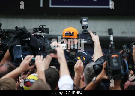 Vincitore della gara Max Verstappen (NLD) Red Bull Racing festeggia con il team. 01.10.2017. Formula 1 World Championship, Rd 15, Gran Premio della Malesia, Sepang, Malesia, Domenica. Il credito fotografico dovrebbe essere: XPB/Press Association Images. Foto Stock