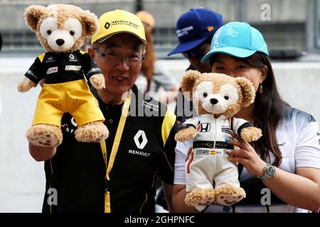 Renault Sport F1 Team e i fan della McLaren. 05.10.2017. Formula 1 World Championship, Rd 16, Gran Premio del Giappone, Suzuka, Giappone, Giorno di preparazione. Il credito fotografico dovrebbe essere: XPB/Press Association Images. Foto Stock