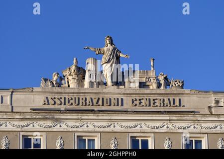 Piazza unita d'Italia, Casa Stratti, generali Insurance, facciata con statue sul tetto, Città Vecchia, Trieste, Friuli Venezia Giulia, Italia Foto Stock