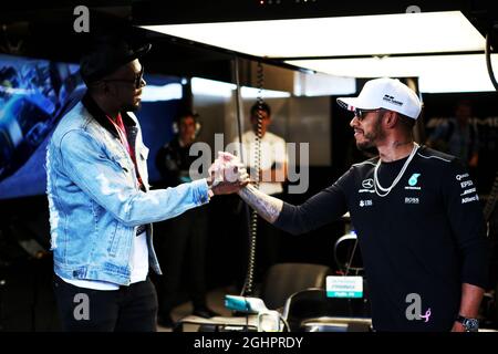 (Da L a R): Usain Bolt (JAM) Athlete con Lewis Hamilton (GBR) Mercedes AMG F1. 22.10.2017. Formula 1 World Championship, Rd 17, United States Grand Prix, Austin, Texas, USA, Race Day. Il credito fotografico dovrebbe essere: XPB/Press Association Images. Foto Stock