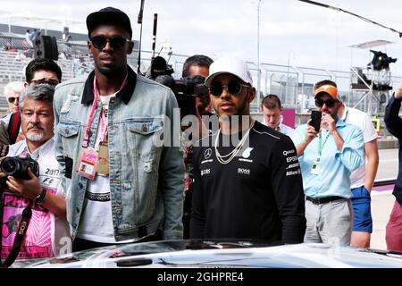 (Da L a R): Usain Bolt (JAM) Athlete con Lewis Hamilton (GBR) Mercedes AMG F1. 22.10.2017. Formula 1 World Championship, Rd 17, United States Grand Prix, Austin, Texas, USA, Race Day. Il credito fotografico dovrebbe essere: XPB/Press Association Images. Foto Stock