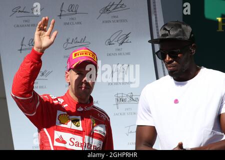 Sebastian Vettel (GER) Ferrari sul podio con Usain Bolt (JAM) Athlete. 22.10.2017. Formula 1 World Championship, Rd 17, United States Grand Prix, Austin, Texas, USA, Race Day. Il credito fotografico dovrebbe essere: XPB/Press Association Images. Foto Stock